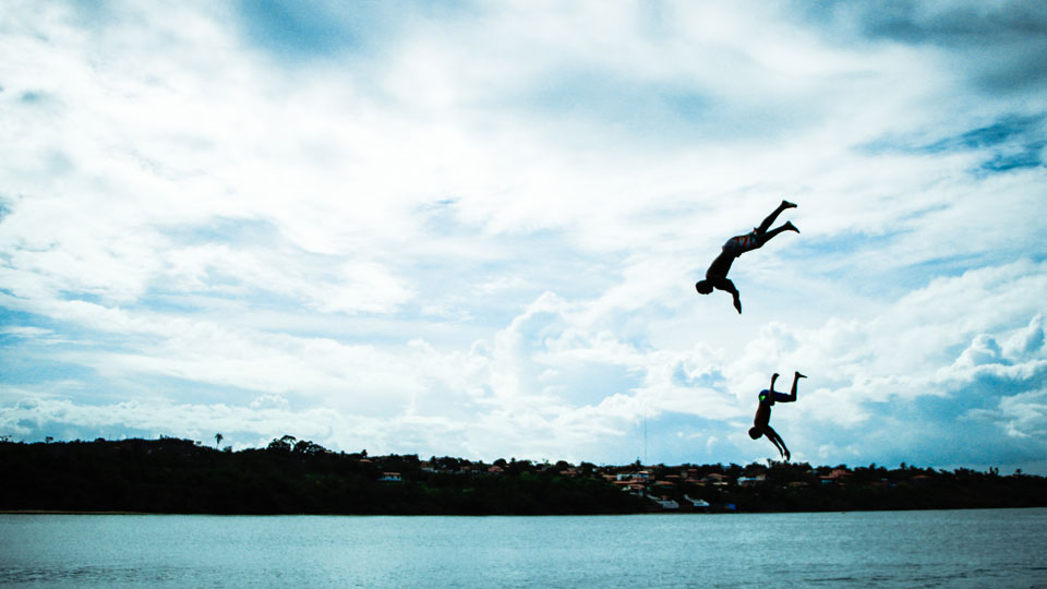 Sem chão - Salto para o mar. Foto: Laila Guedes